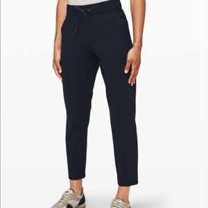 Lululemon On the Fly 7/8 Pants in True Navy Sz 6